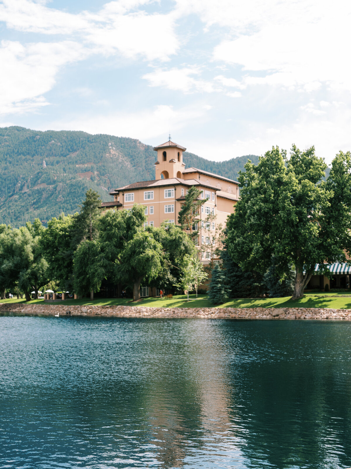 The broadmoor hotel in colorado springs by Colorado wedding photographer jkg photography