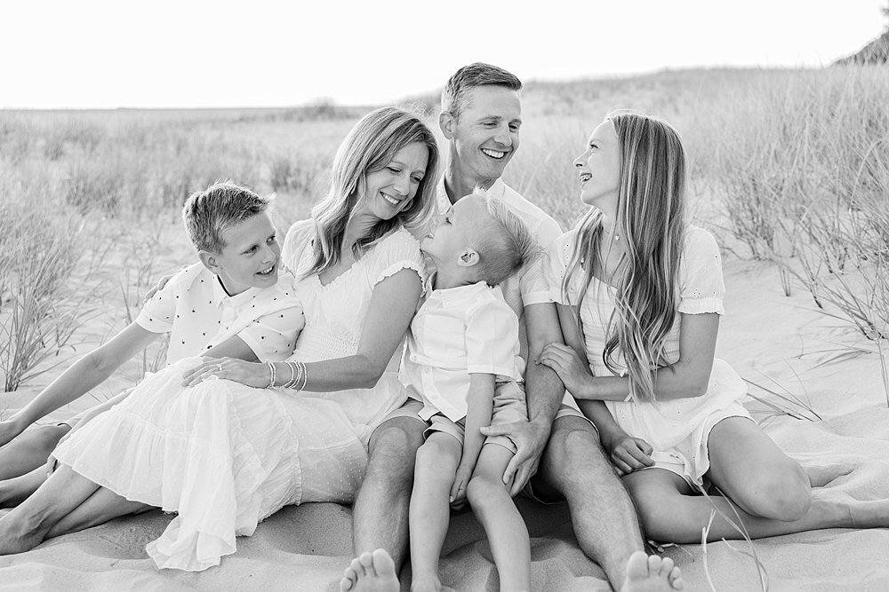 extended-family-session-muskegon-lake-michigan-beach-8.jpg32