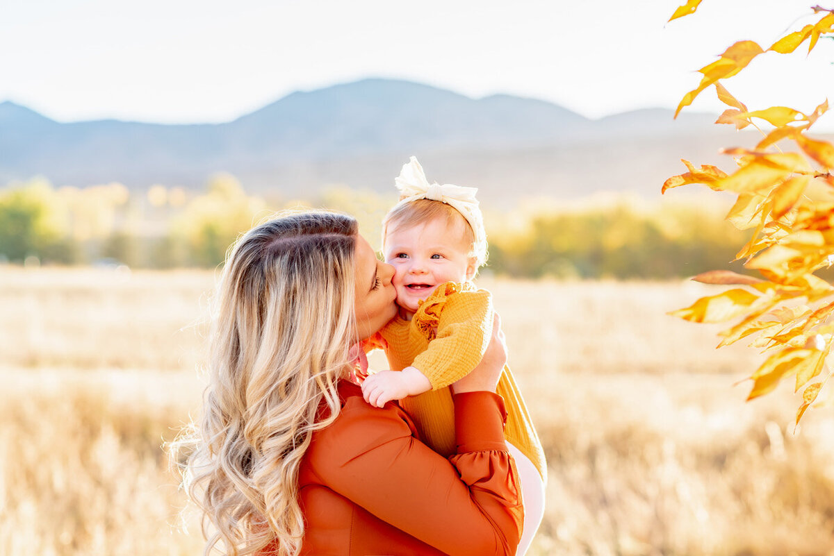 colorado-fall-family-mom-kissing-baby-photography