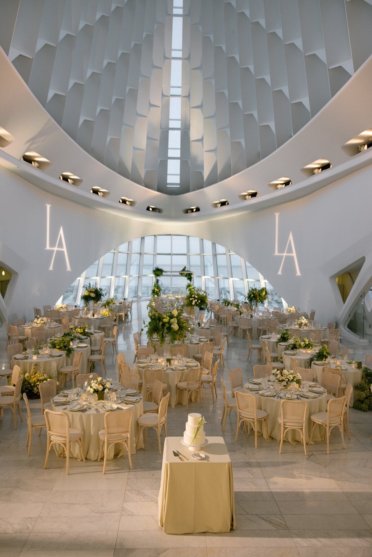Summer Wedding at The Milwaukee Art Museum - L+A_WLP -2465PS
