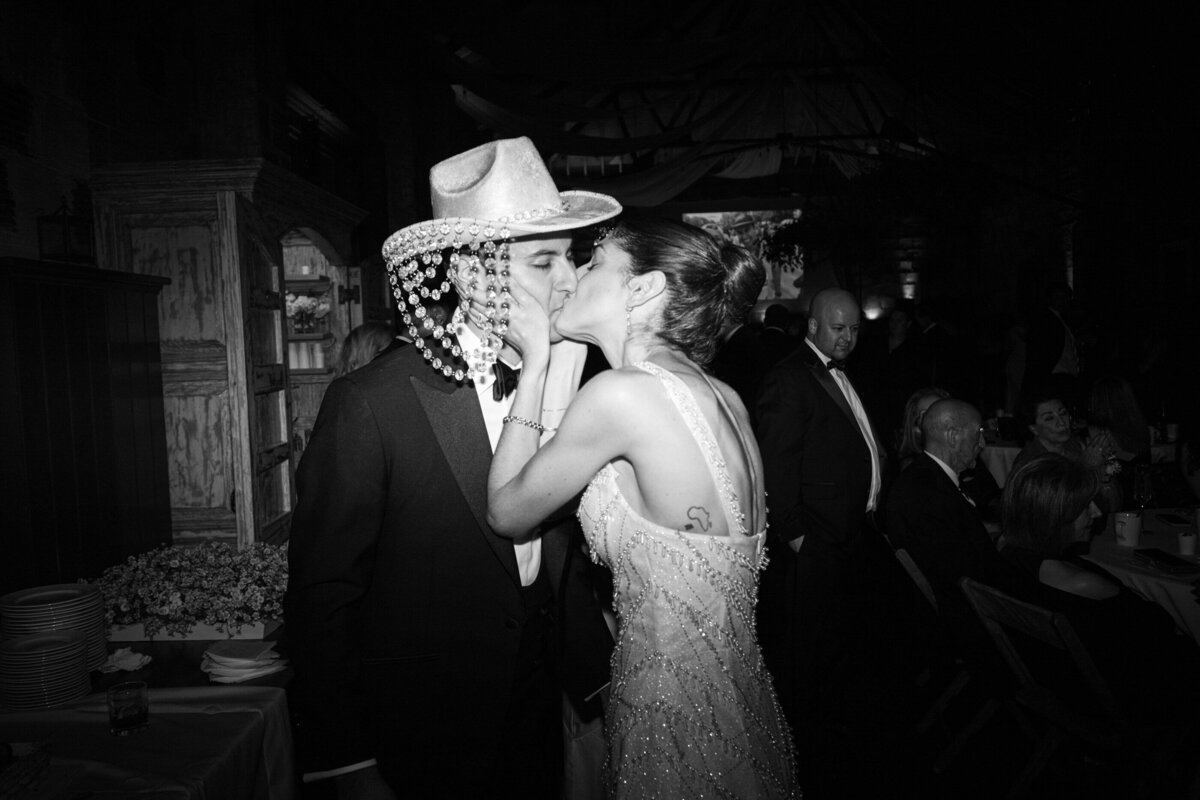 vermont-wedding-cake-cutting_21