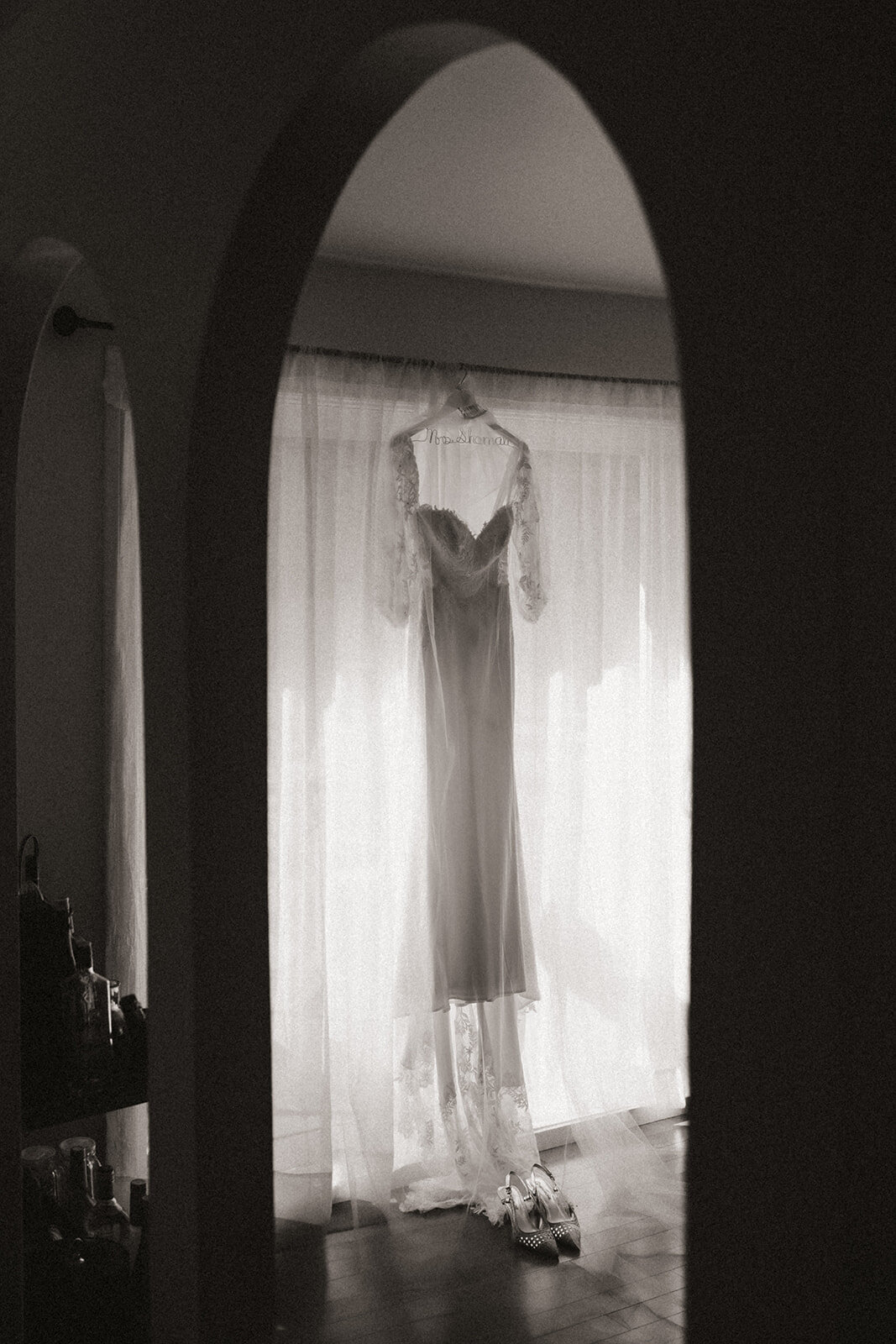 wedding-dress-detail-cinematic-montreal-bnw