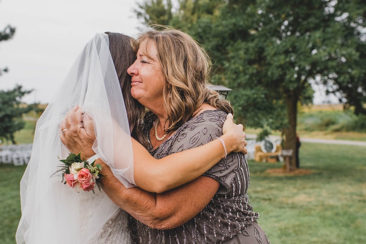 mom-crying-wedding-day-emotion