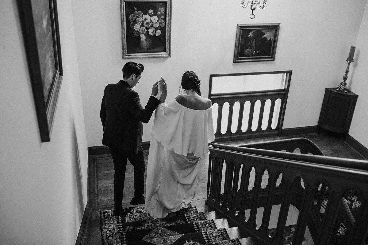 bruidspaar op de trap
