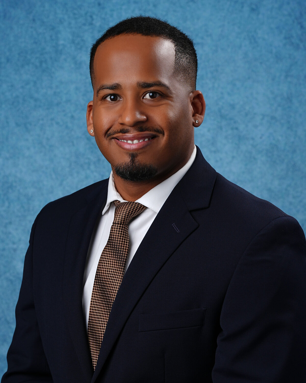 kansas-city-headshot_backdrop-standard-photography-0114-man-in-suit-headshot
