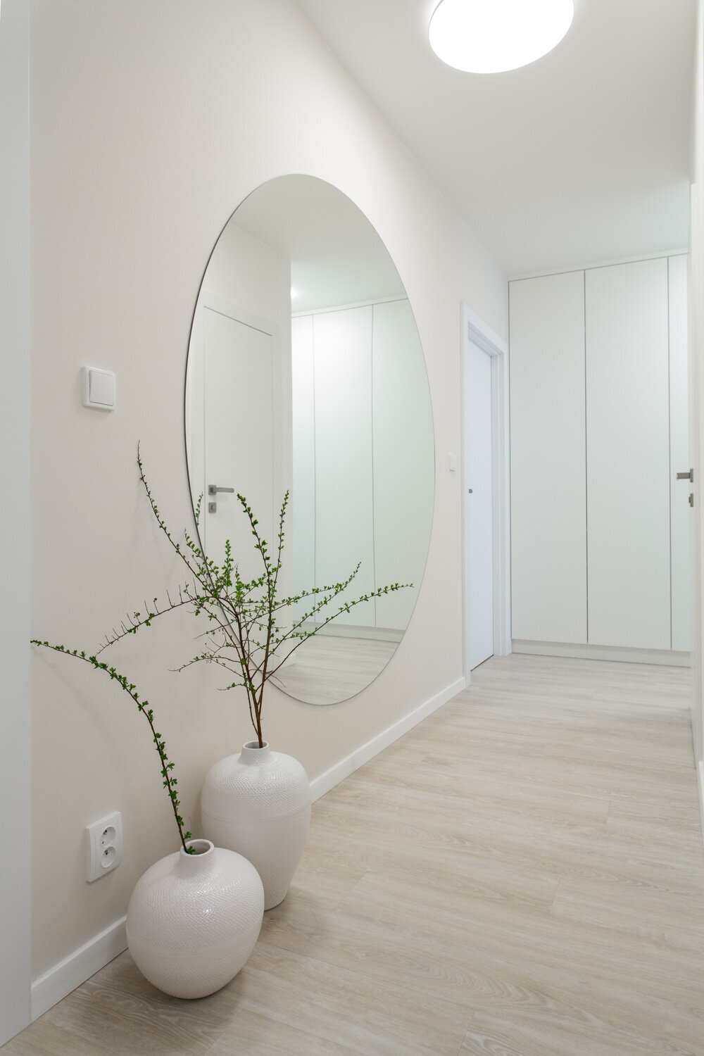 design interiéru panelového bytu zrcadlo na chodbě