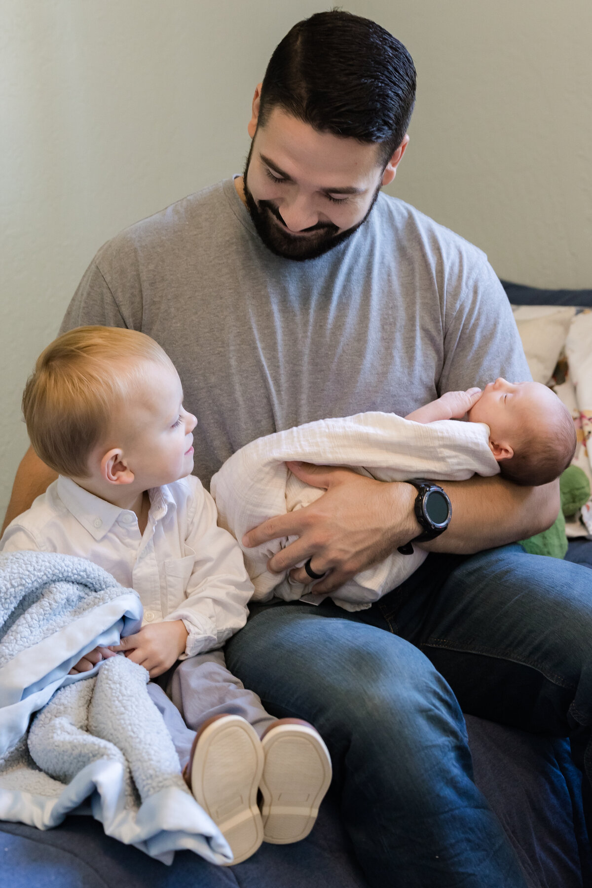 Newborn poses, newborn photo session, newborn lifestyle session, newborn photographer, big sister, family photography, in home family session, big brother with infant, big brother with baby