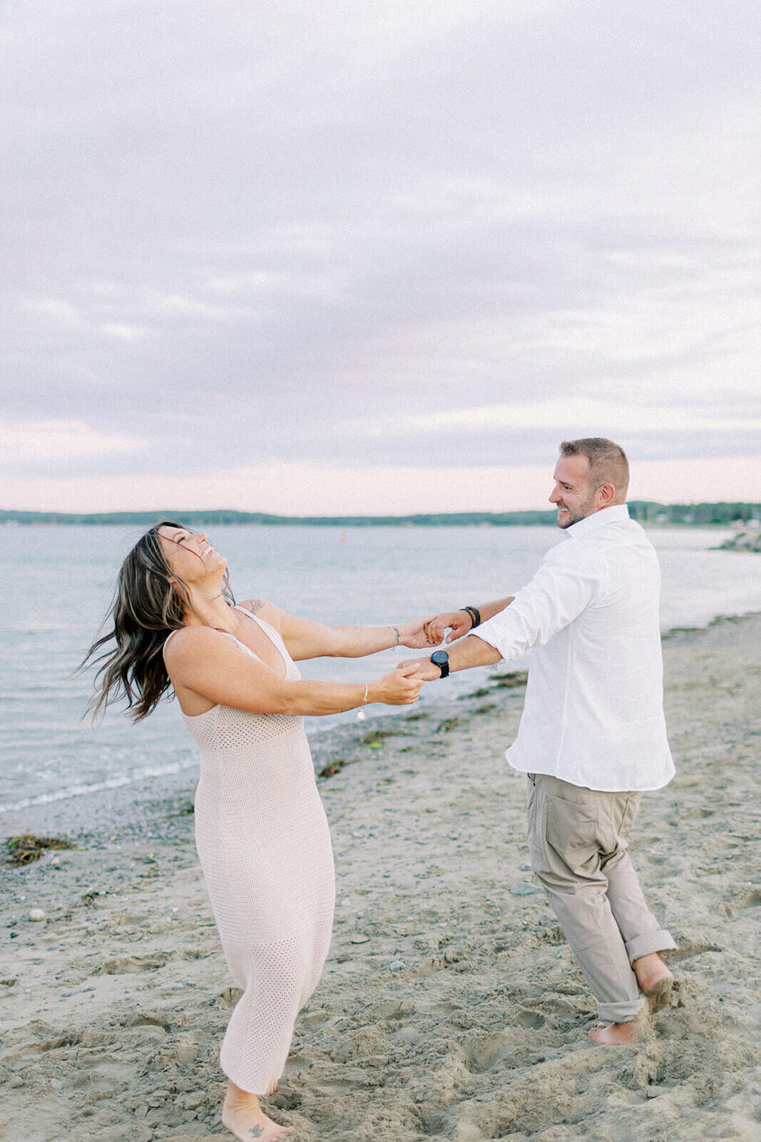 couple-dancing-on-the-beach