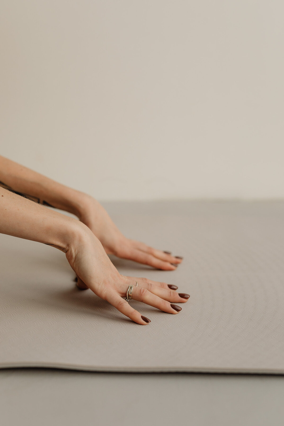 kaboompics_young-adult-woman-yoga-mat-leggings-exercise-outfit-hands-28704
