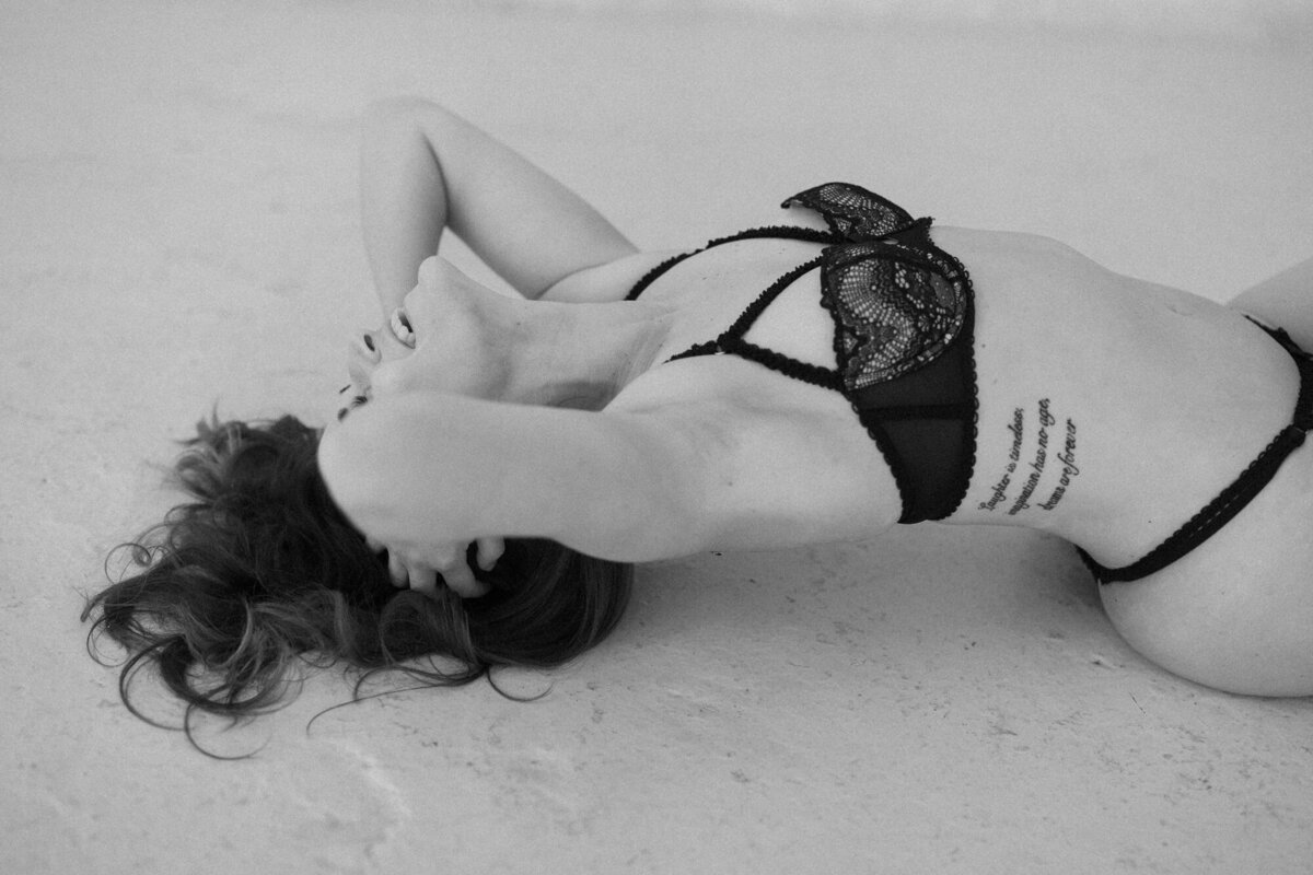 A sultry black and white boudoir photo