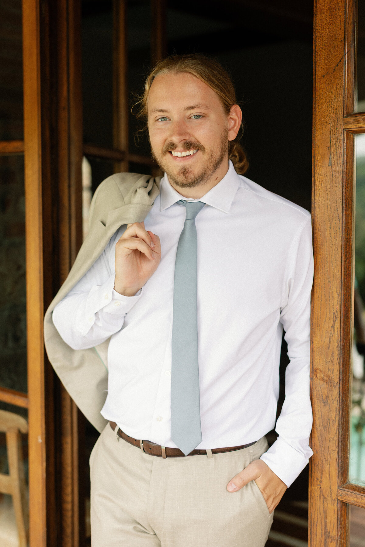 Groom solo portraits in the Tuscany countryside 