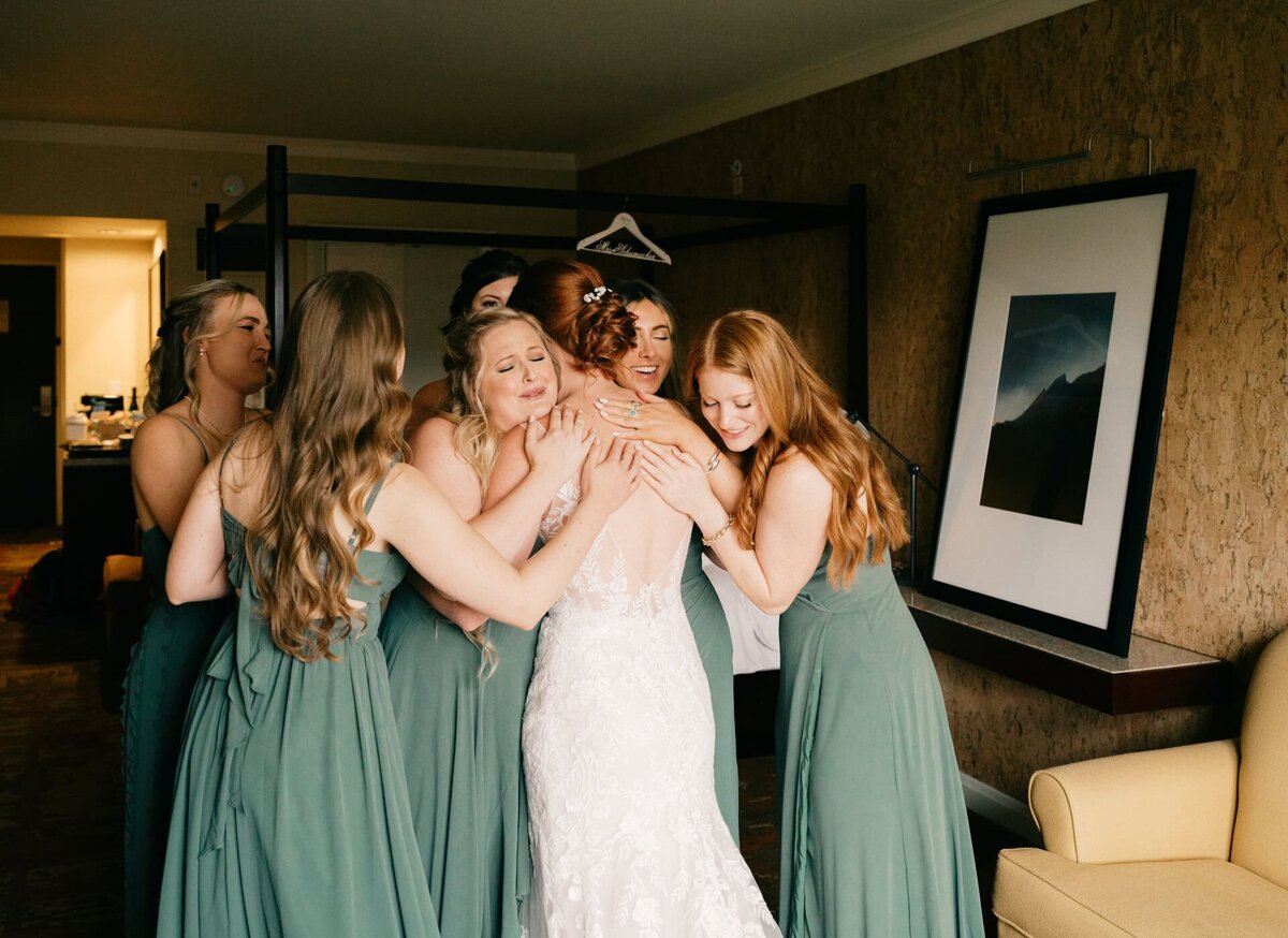 Getting_ready_portraits_editorial_wedding_photographer_Josie_V_Photography-14