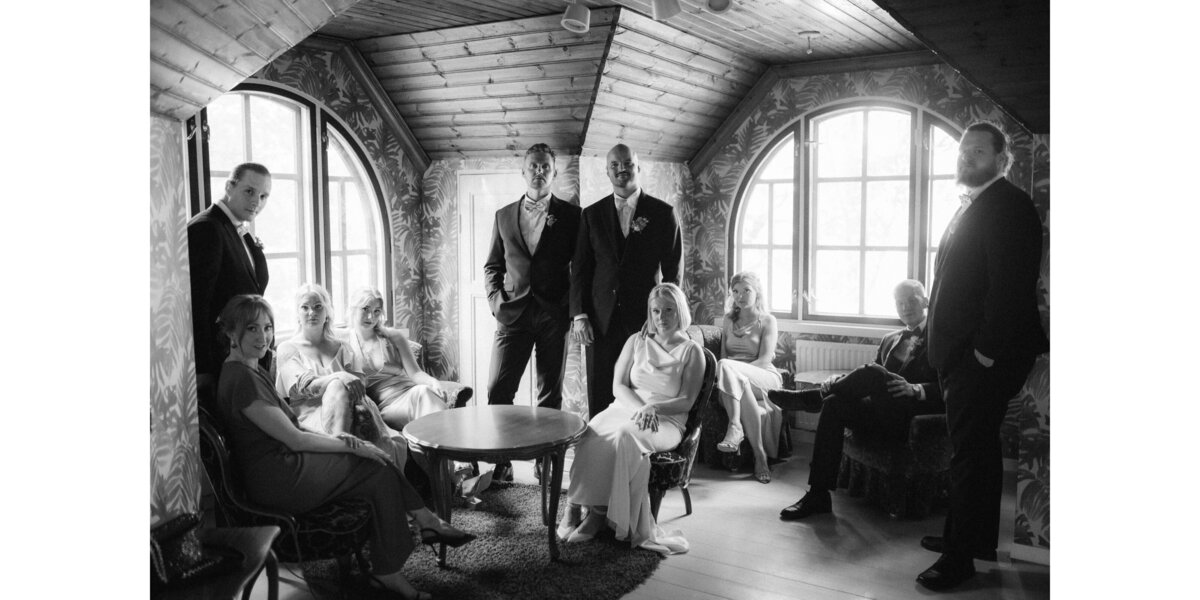 Group photo of the wedding couple with their wedding team