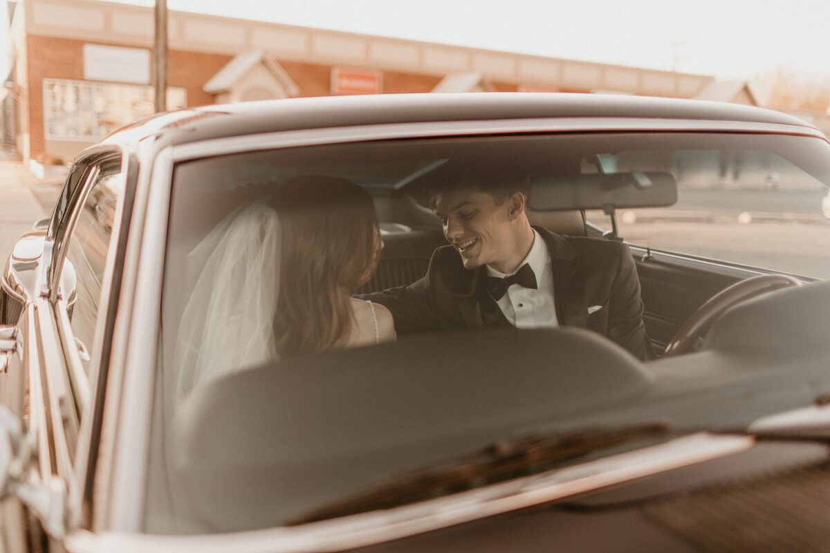 Timeless wedding moments with bride and groom in Richmond, VA