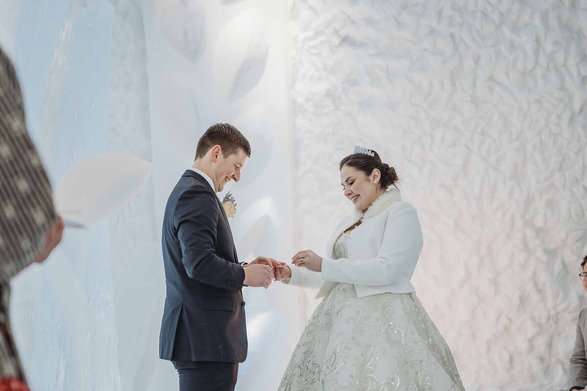 icehotel-weddings-winter-weddings-vinterbröllop-fotograf-kiruna-photographer-wedding-photographer107105