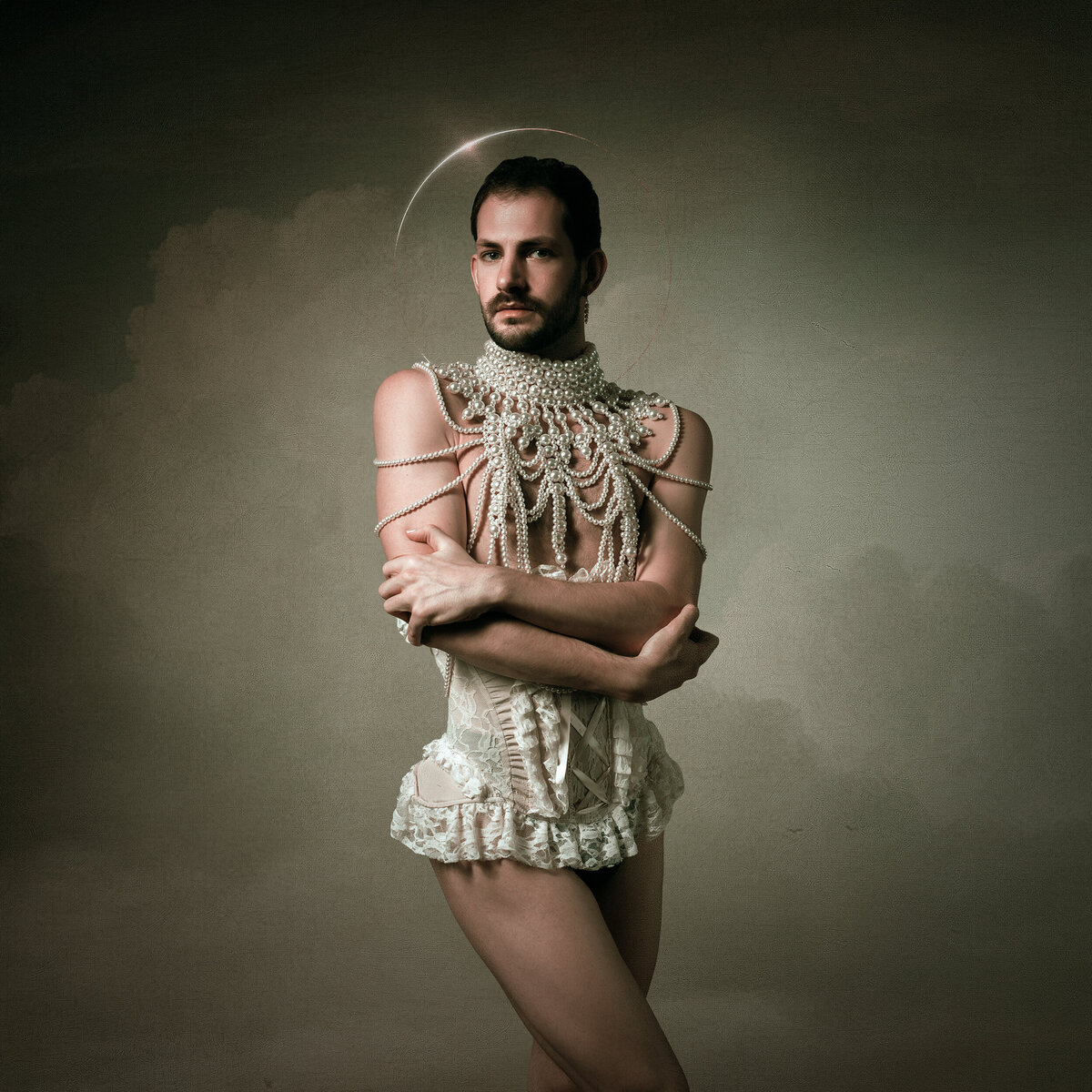 Ace photography Nederland Zaltbommel Fine Art portret van man in korset en parels
