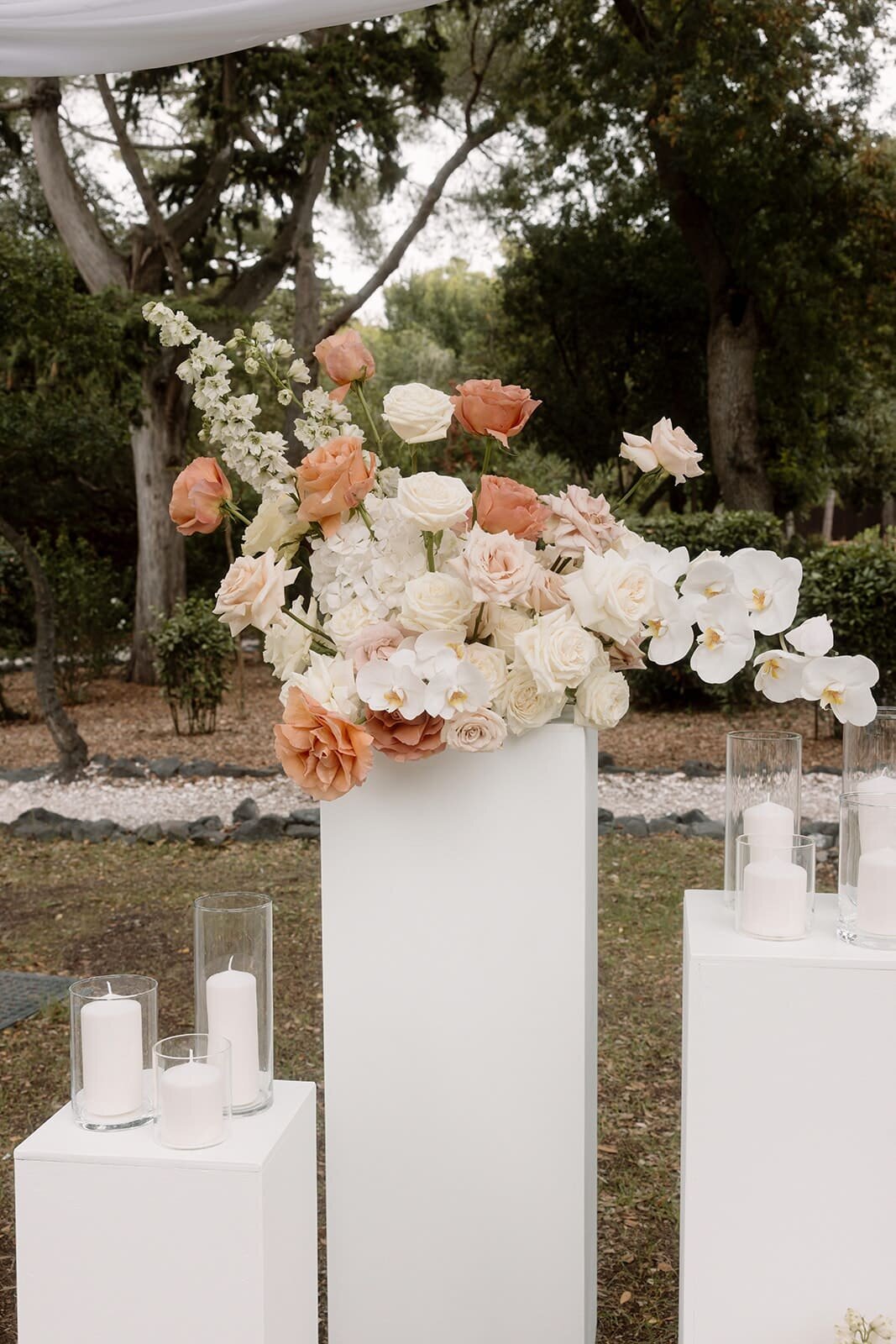 socles-ceramiques-blanc-presentation-arrangement-floral