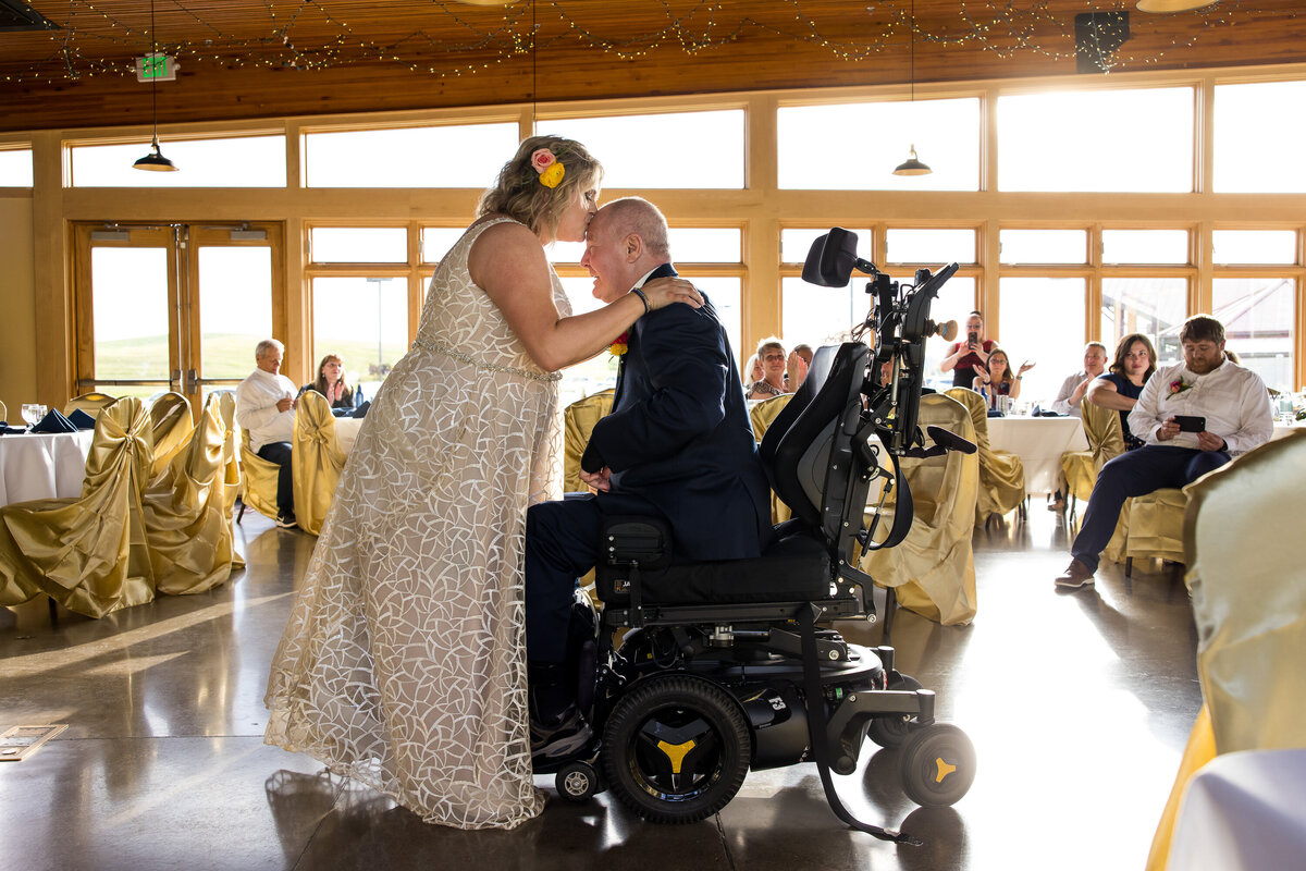 wedding-bride-father-wheelchair-kiss-coeur-dalene