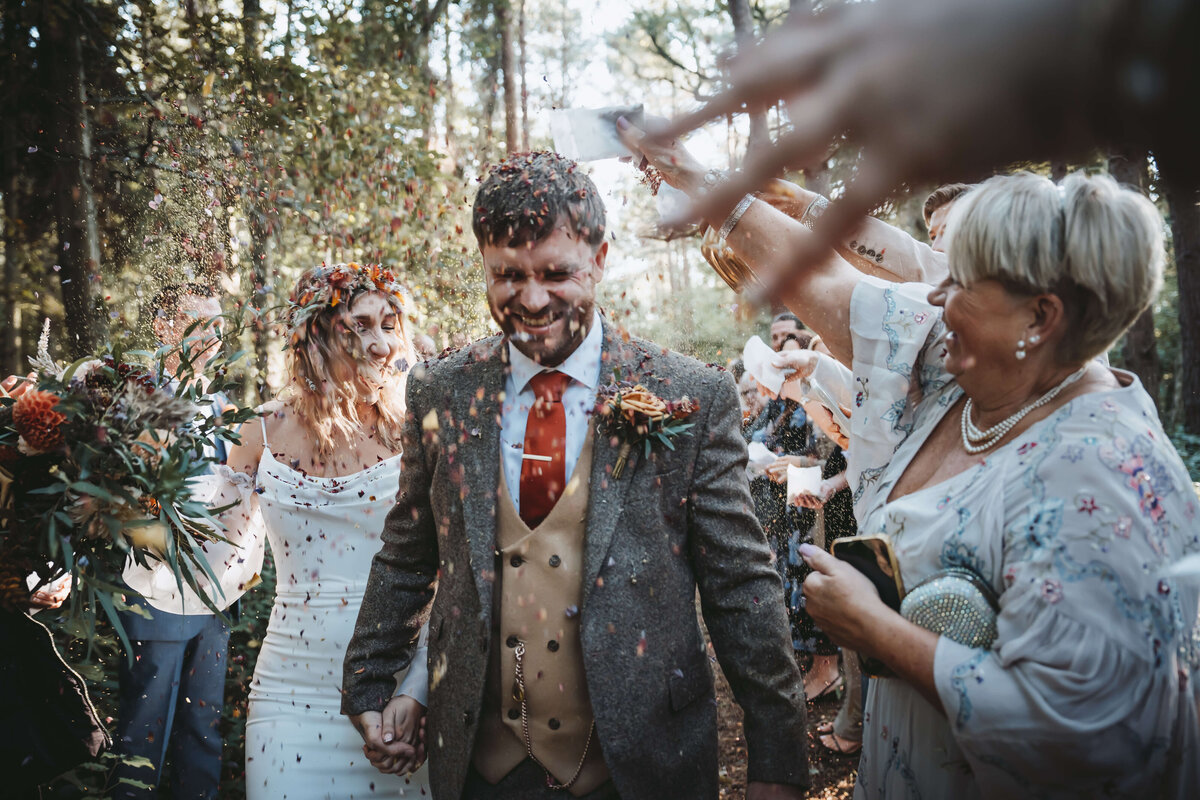 captins-wood-barn-wedding-couple-confetti