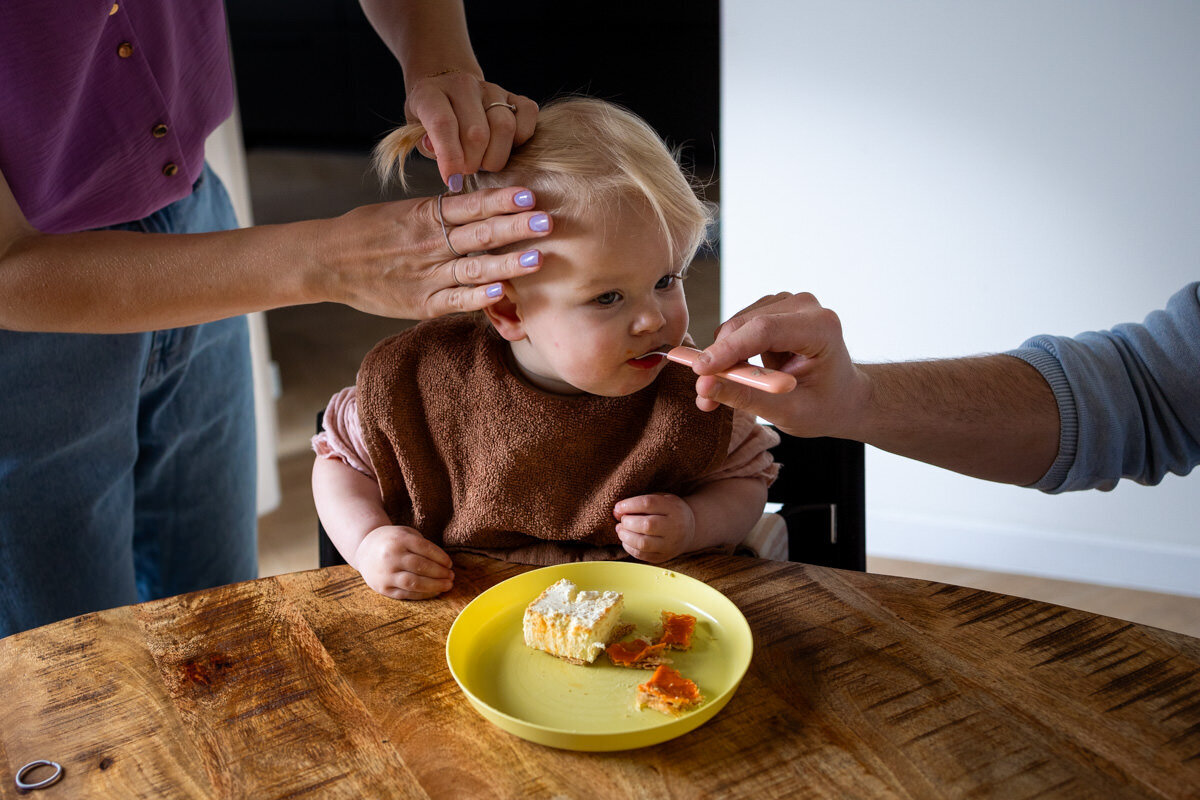 gezinsfoto peuter aan tafel 