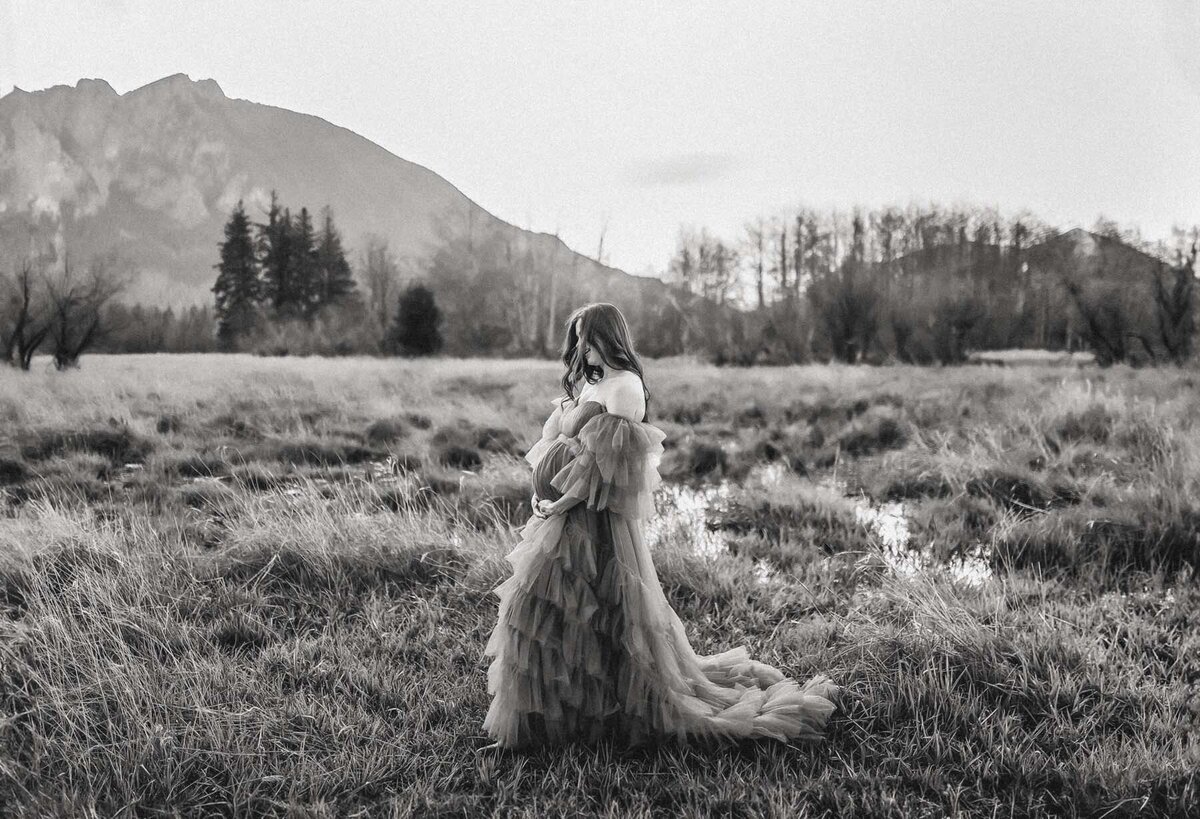 Embrace tCelebrate the journey of motherhood with Everest Portraits, your Seattle maternity photographer capturing the tender moments of anticipation surrounded by the tranquil beauty of the PNW.he timeless elegance of black and white photography with this maternity session set in a peaceful Washington field, highlighting the intimate journey of motherhood.