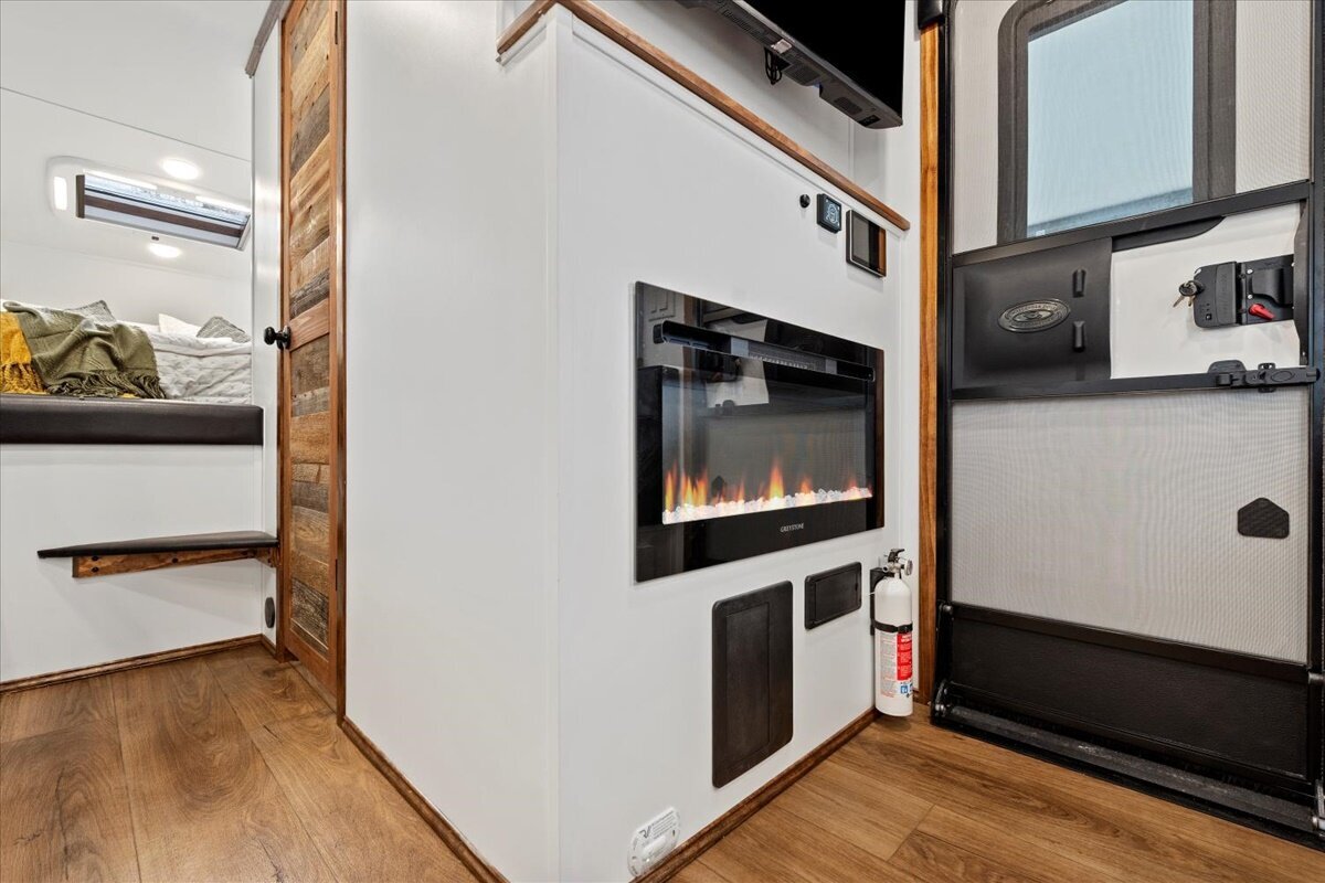 18-1050 Cascade Rd Building 4_018