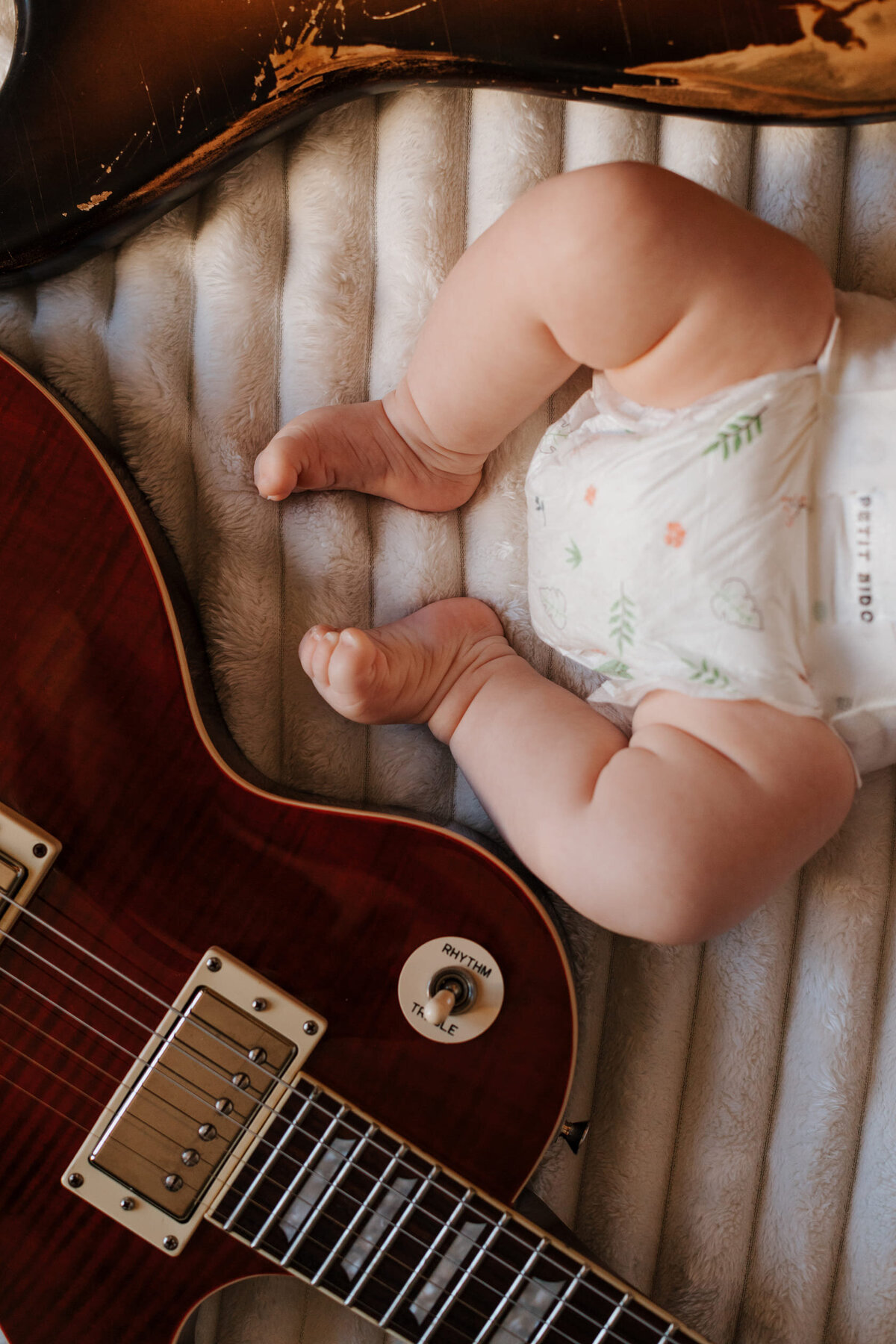 Martin-seance-naissance-rhone-pieds-guitare