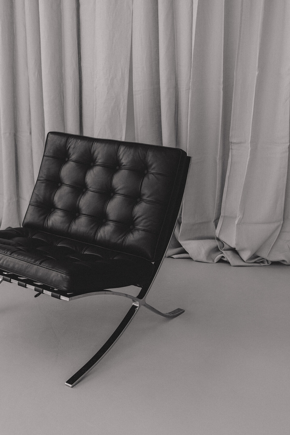 kaboompics_Black leather chair - Ludwig Mies van der Rohe - Lounge chair - Barcelona chair