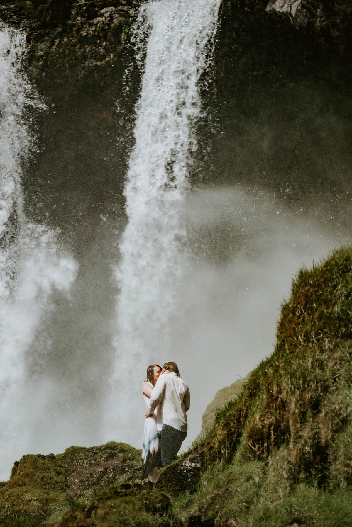 sahalie-falls-summer-oregon-photoshoot-adventure-photographer-bend-couple-forest-outfits-elopement-wedding8600