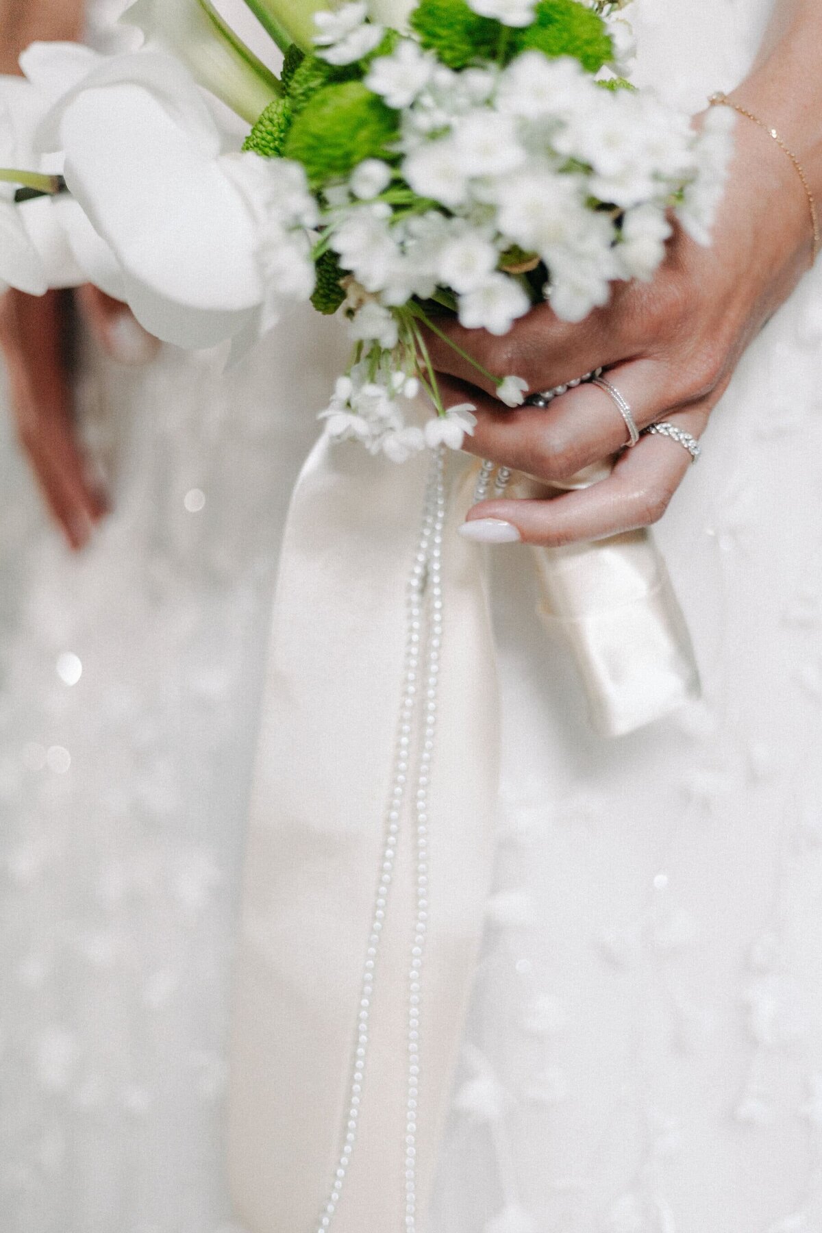 white-bridal-and-haute-couture-bouquet