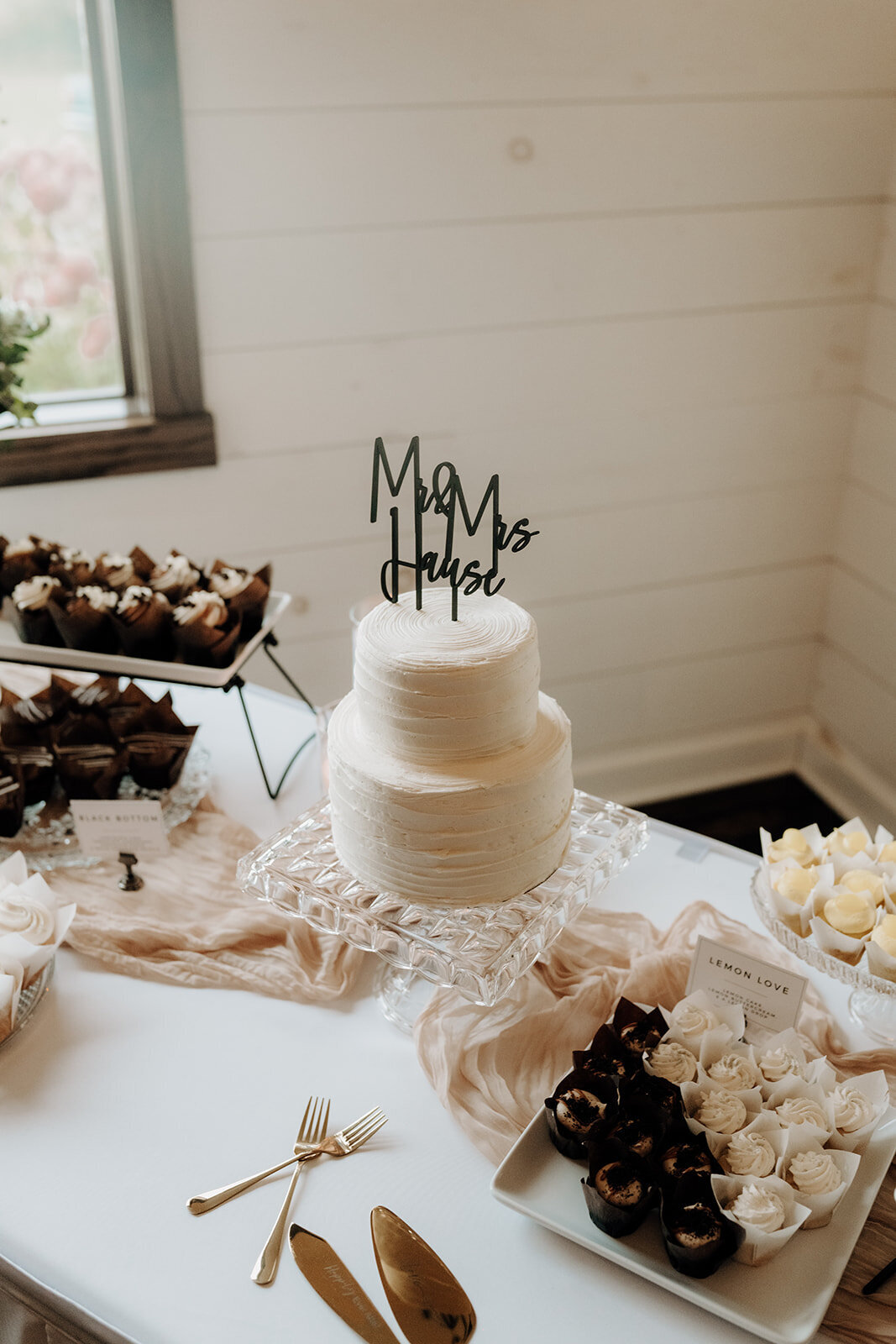elegant-lilydale-wedding-cake