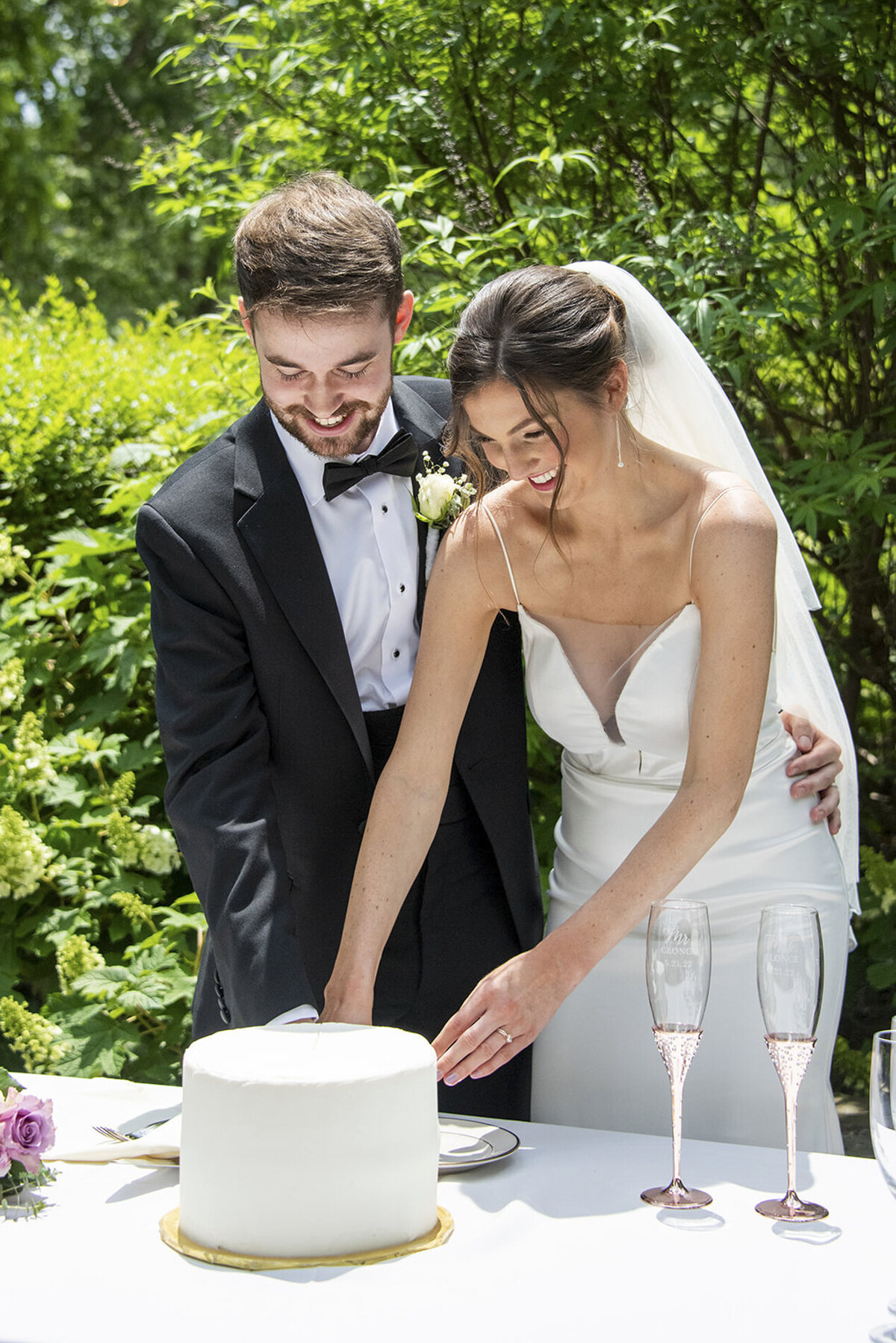 Couple cutting cake