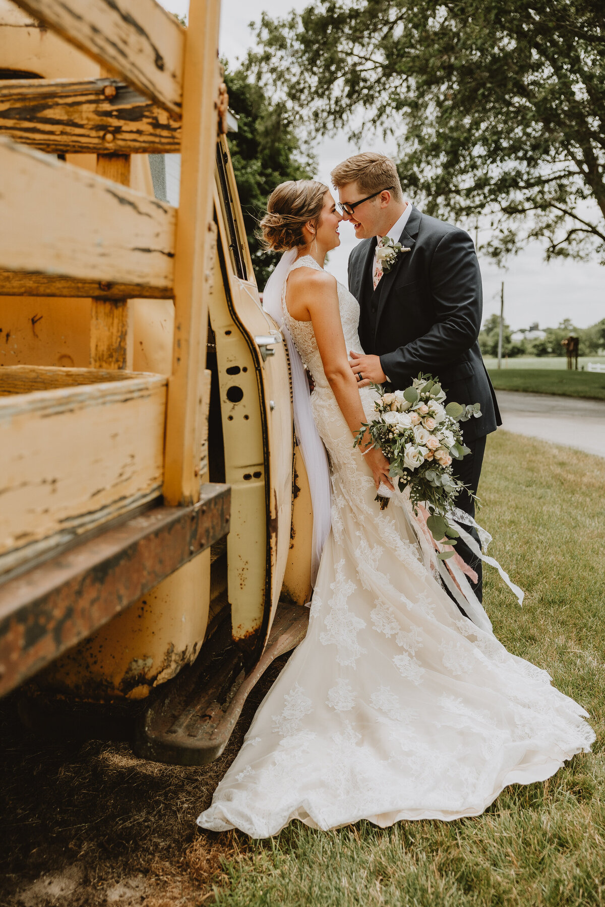 summer-wedding-barn-truck-bride-groom-10