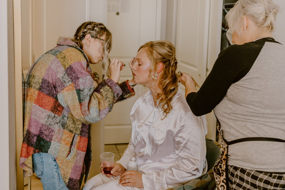storyteller-collective-photo-co-bride-hair-and-makeup-prep-hotel-rewind-west-des-moines-iowa