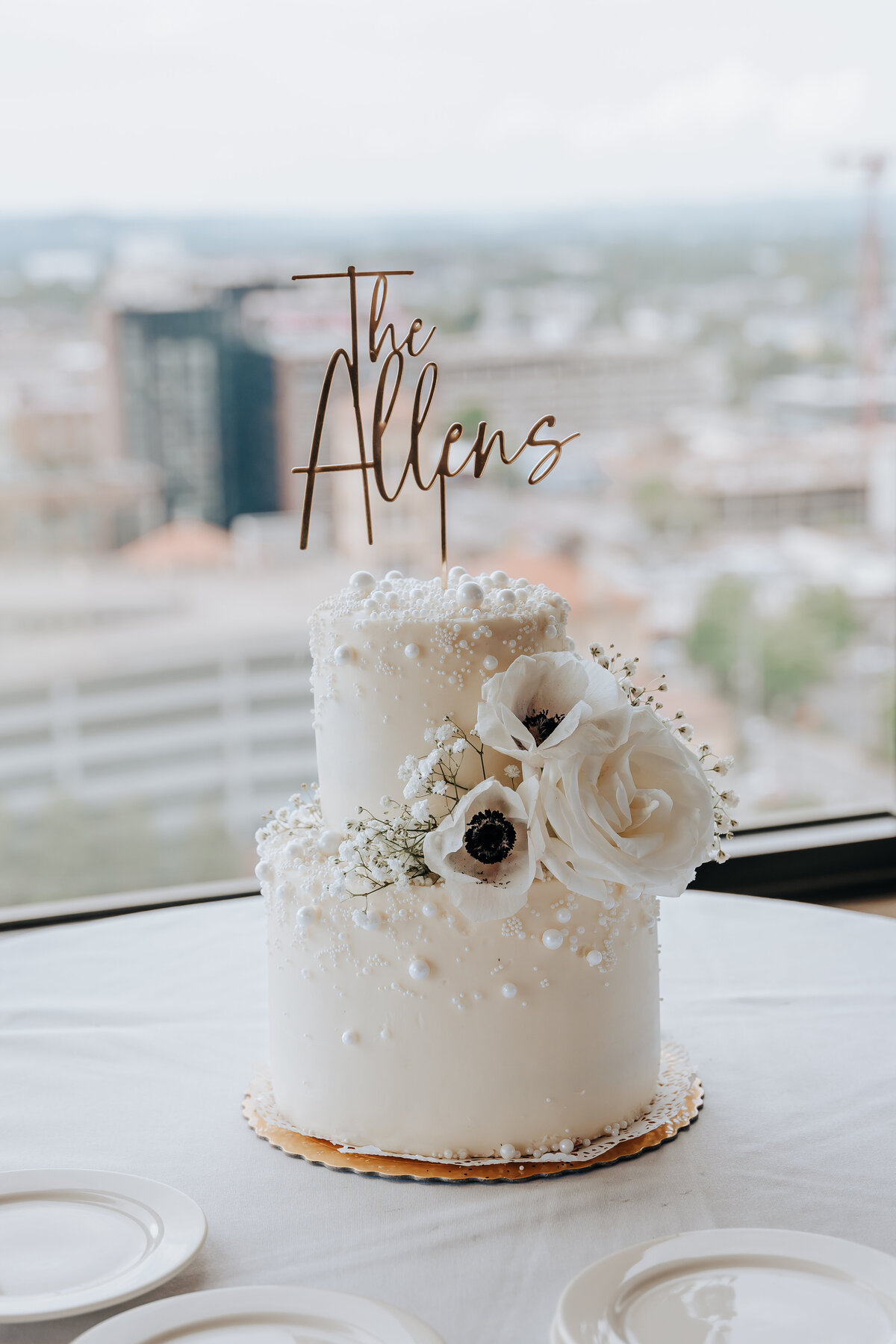 Nashville wedding photographer captures wedding cake covered in pearls