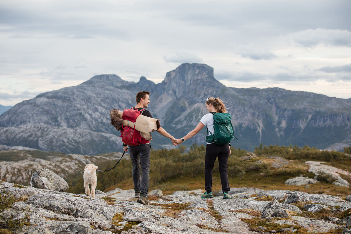 finnkonnakken-mountain-view-couple-shoot-norway.jpg8