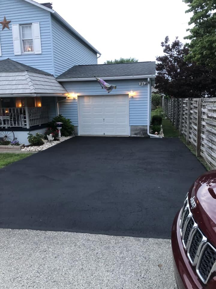 Asphalt-Sealing-Driveway