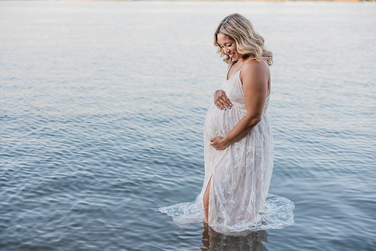 mom in columbia river for maternity session