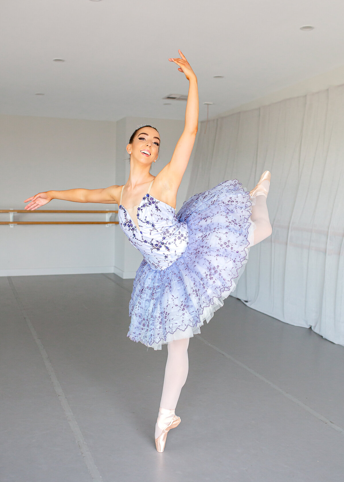 Dancer in tutu en pointe in Canberra studio