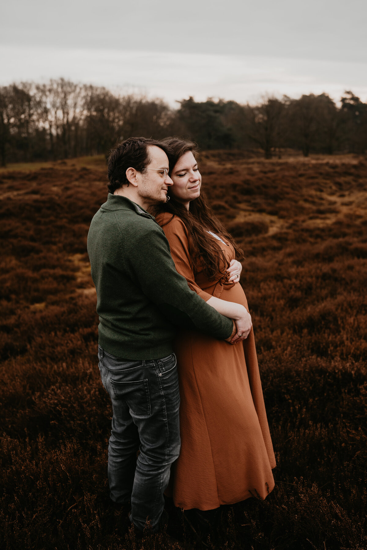 zwangerschapsshoot met partner op de heide in Drenthe