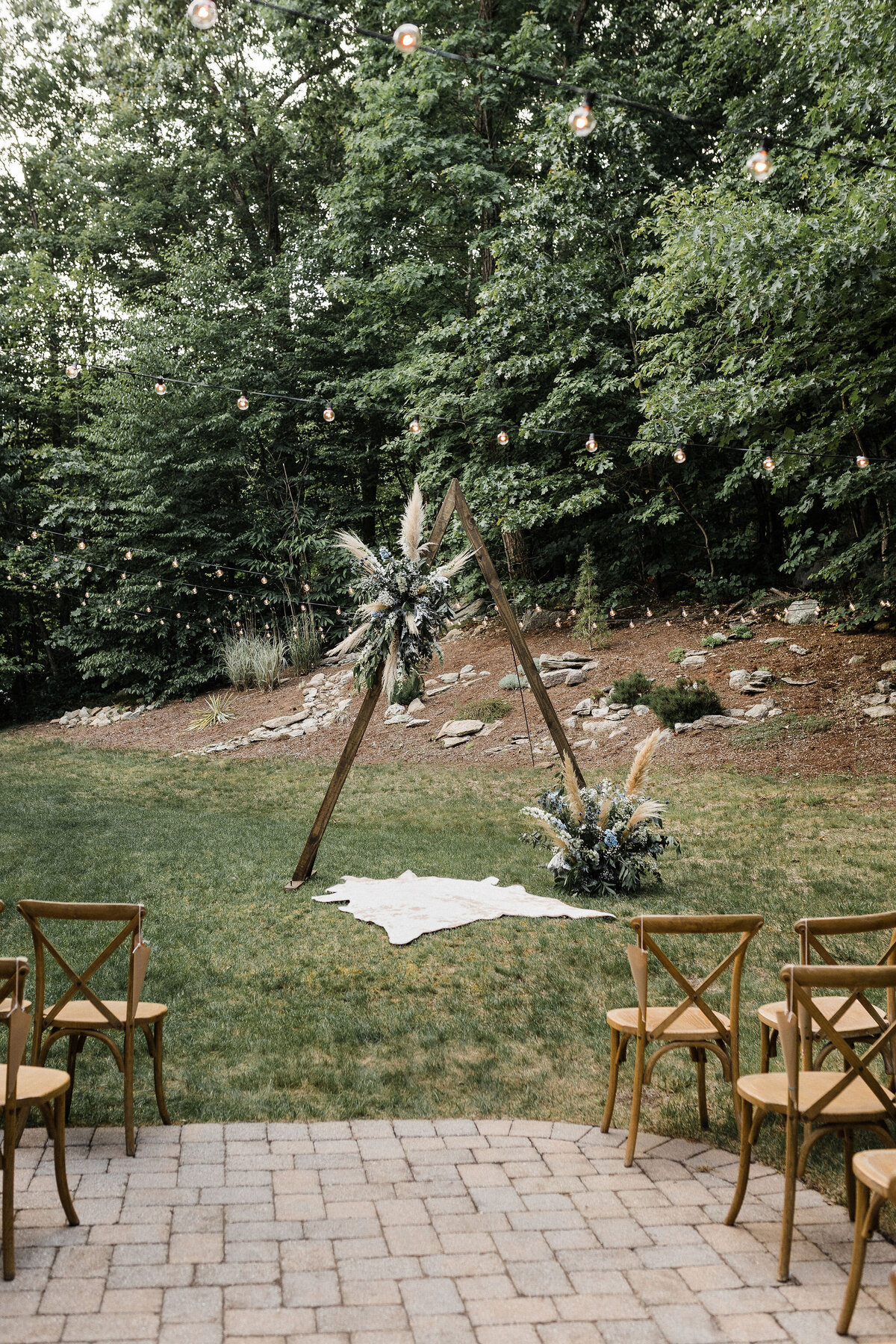 glastonbury-ct-wedding-flowers-tableware-rentals-petals-&-plates-ceremony-arch-04