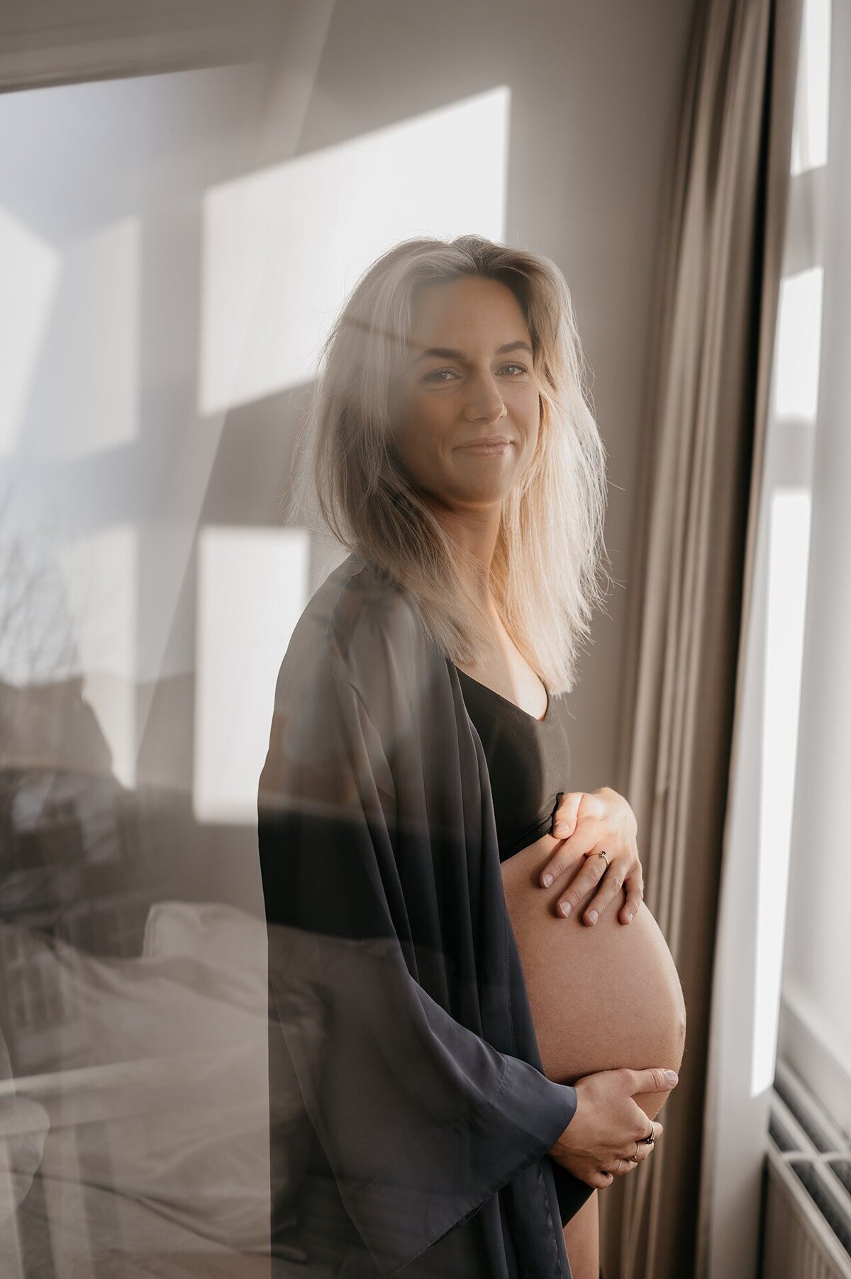 3-LouiseBoonstoppelFotografie_zwangerschapshoot_elegant_blote_buik