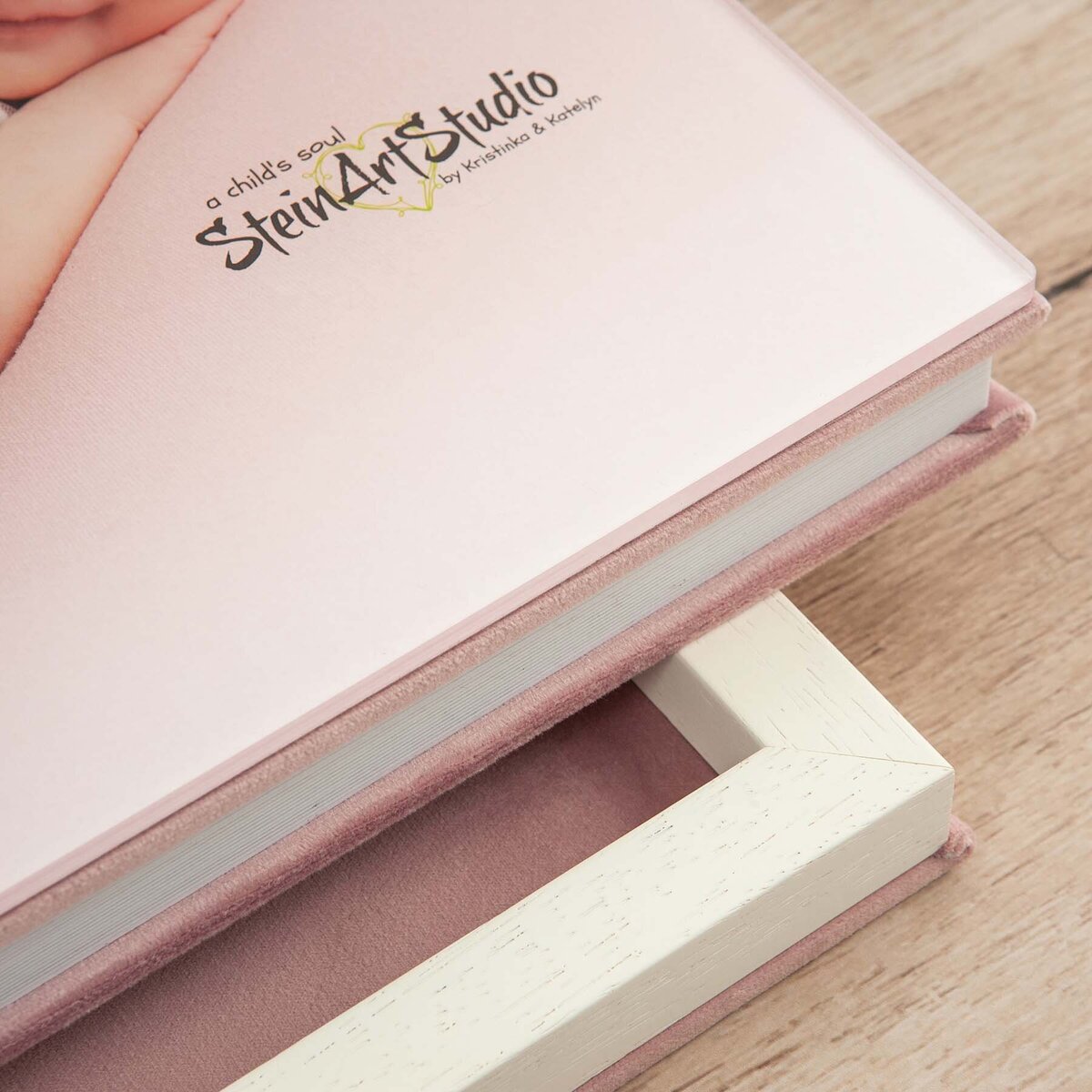orlando-fl-maternity-milstone-newborn-photography-steinart-studio-album-closeup