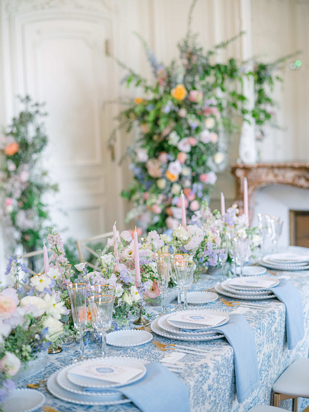composition-florale-naturelle-et-arche-wedding-table