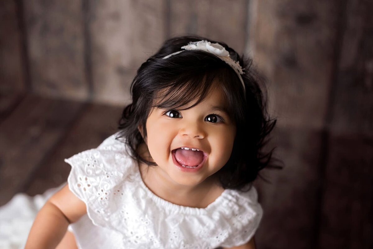 mobile-inhome-cakesmash-photography_vancouver-fraser-valley_1-year-girl-laughing