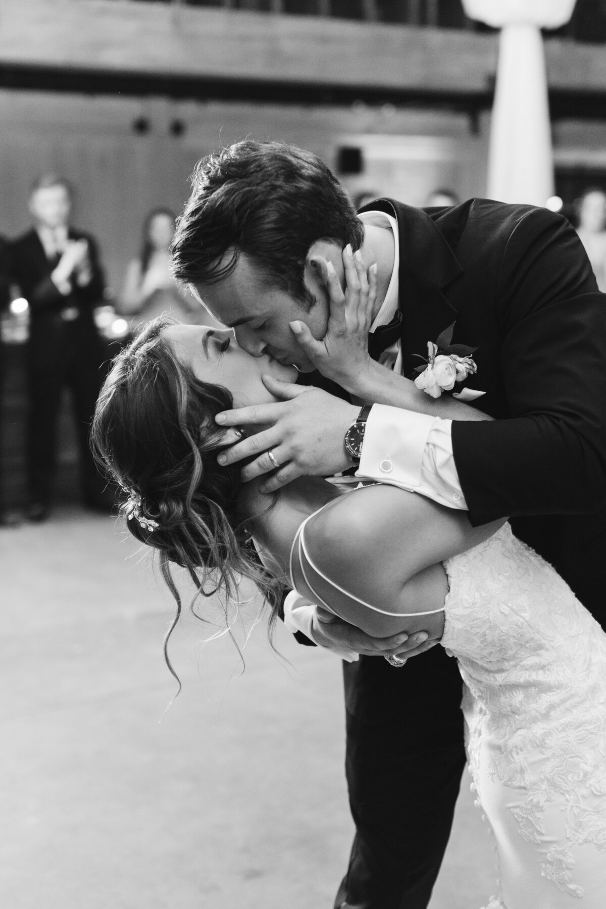 bride-and-groom-kissing-in-a-dip