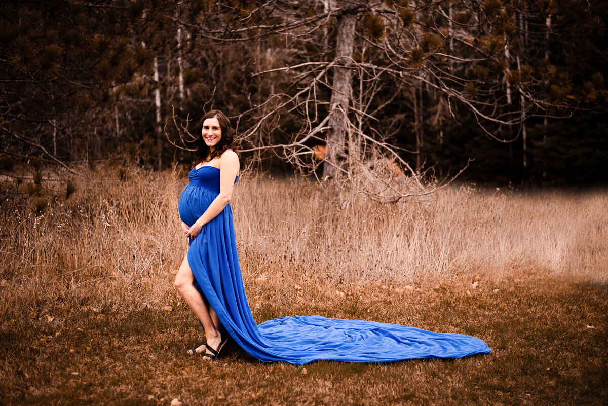 expecting mother posing for Toronto maternity photos