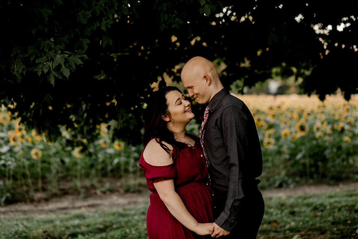 Engagement session in the sunflower field0039