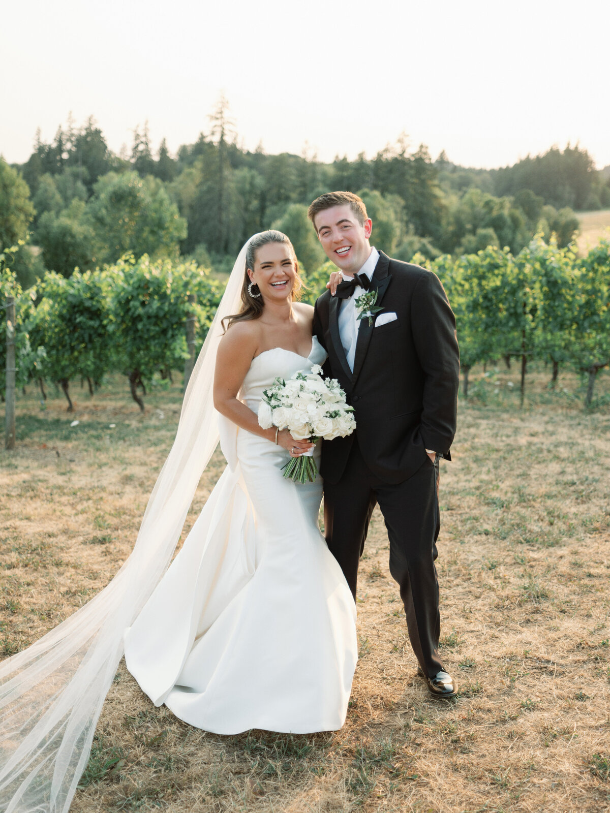 wedding-at-oswego-hills-vineyard-winery-portland-oregon-by-the-tenneys-photography-38