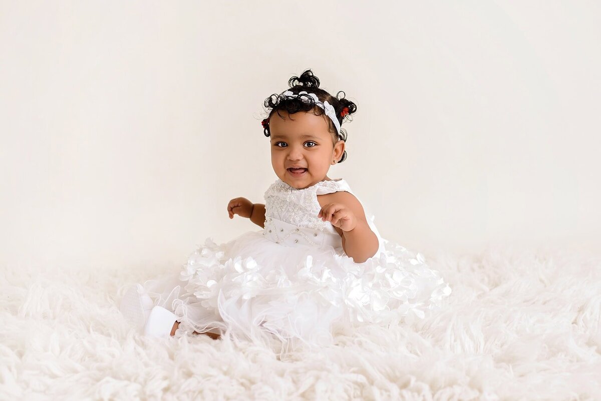 mobile-inhome-cakesmash-photography_vancouver-fraser-valley_1-year-girl-white-poofy-dress